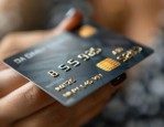 2025年老人公园遛狗中箭医疗费用破万 老年人怎么买意外险？